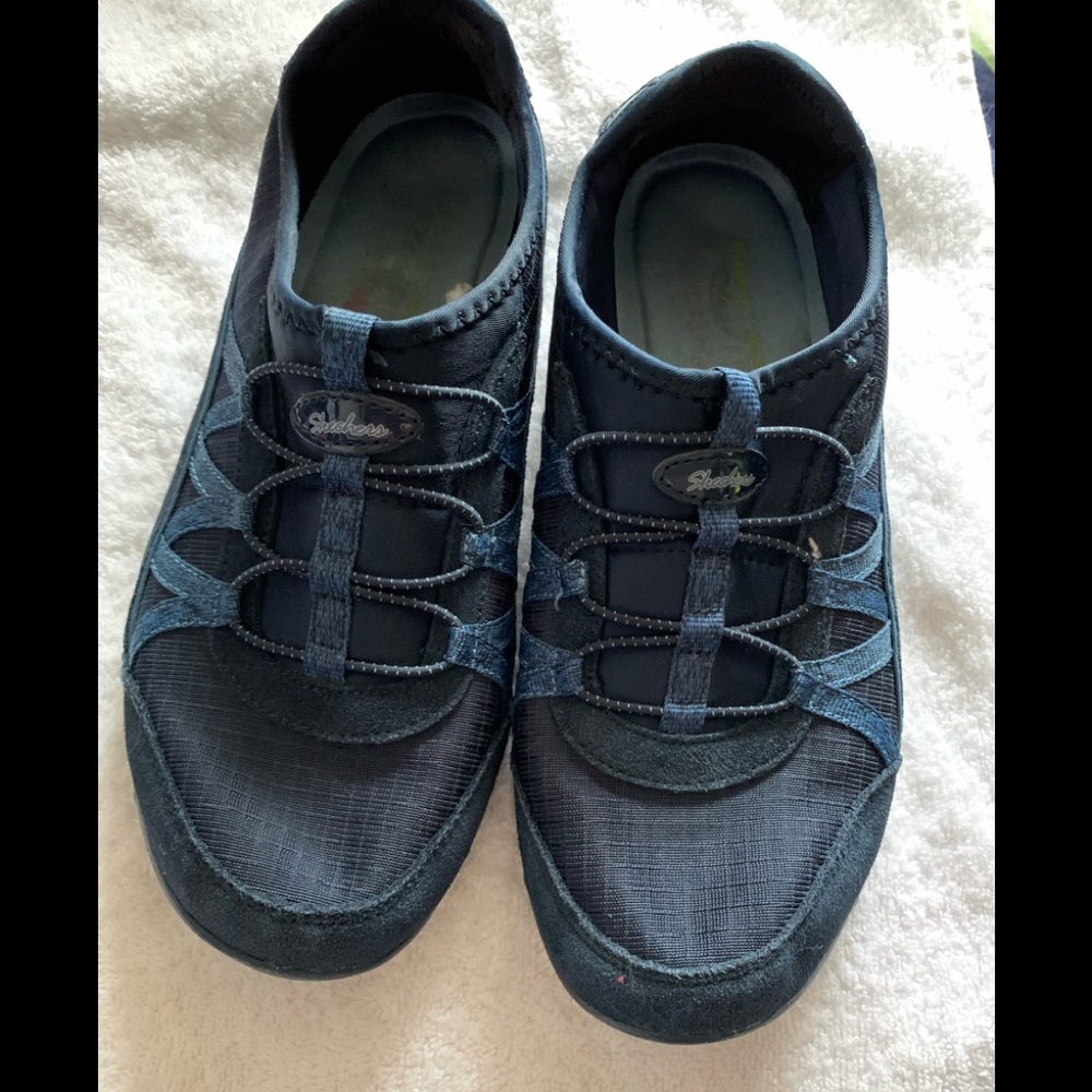 Skechers woman’s navy breathable easy relaxed memory foam size 7